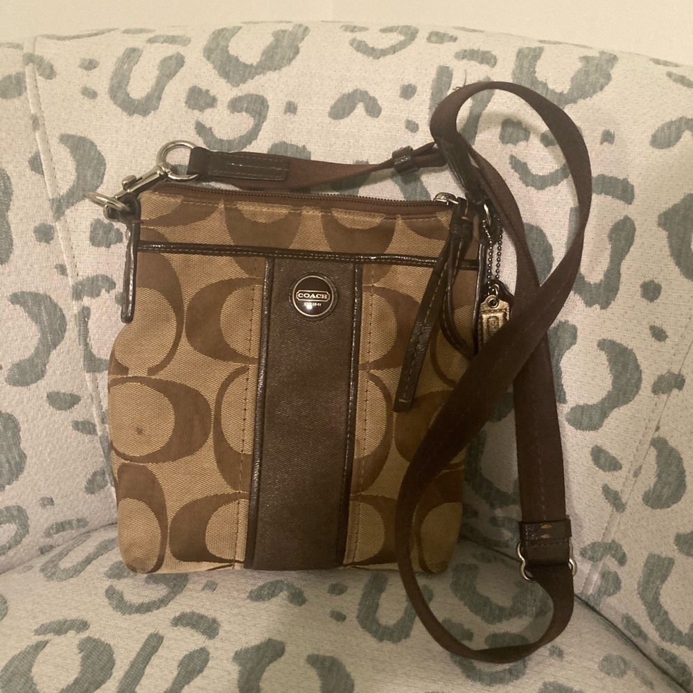 Coach Crossbody bag. Brown/tan for fall. Zipper closure